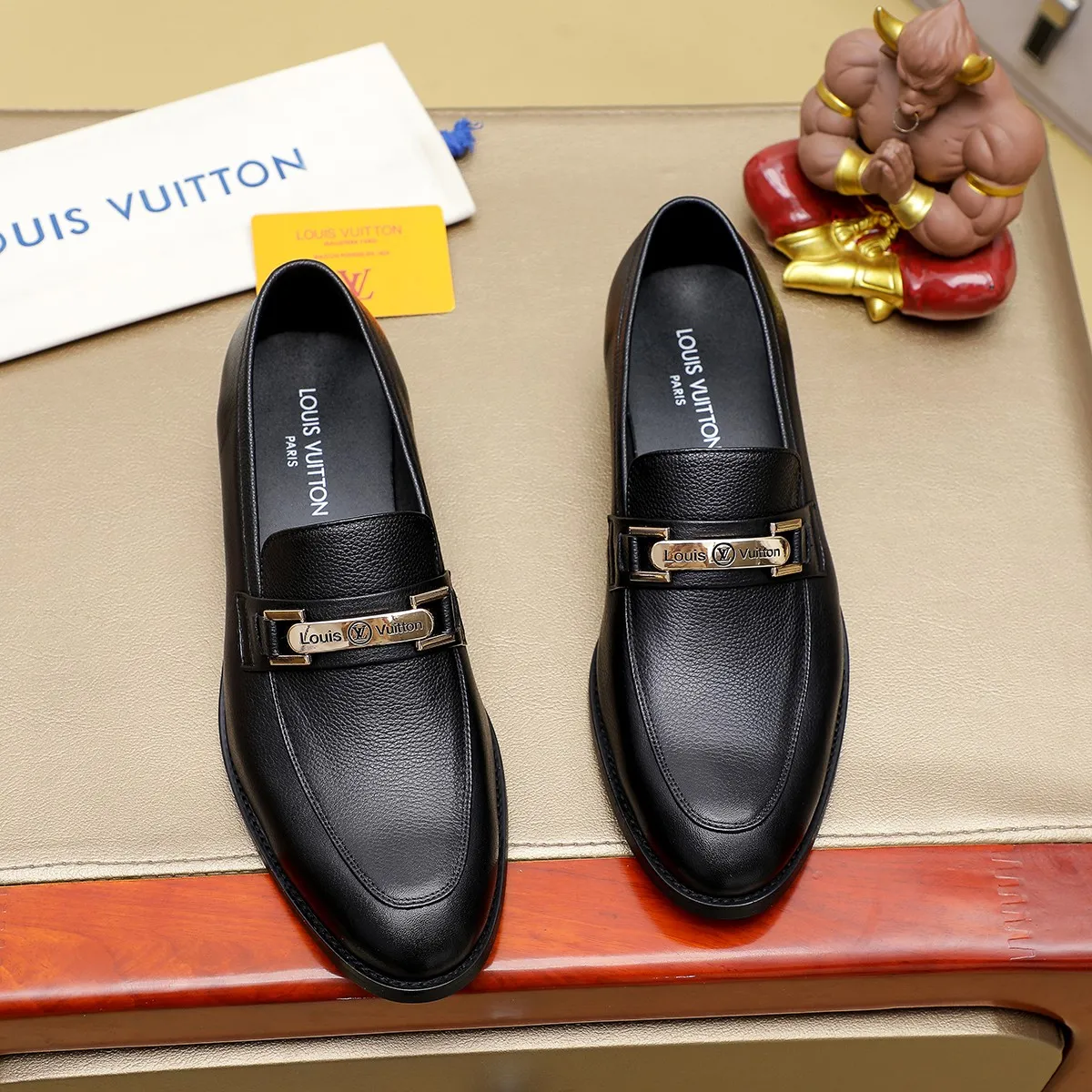 Men's Men's Shoes 💰420 💰[Louis Vuitton] LV high-end business formal leather shoes! ! Luxurious and elegant style, equal emphasis on practicality and style, professional focus on details and quality, counter original 1⃣️: 1⃣️ super accurate reproduction👍🏻! Material: The upper is made of imported original soft 🐂cowhide ➕imported first-layer sheepskin lining. Original anti-slip and wear-resistant outsole! Code number: 39--45, (38.46 custom-made) Large quantities in stock!